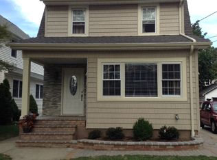 31 Pansy Ave, Floral Park, NY 11001
