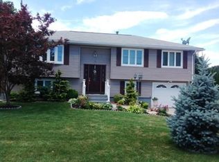 18 Clover St, Chicopee, MA 01013