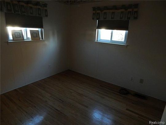 5th image of 1423 Westchester St