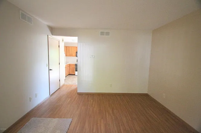 922 Emerald Ave NE #1 — Photo 5