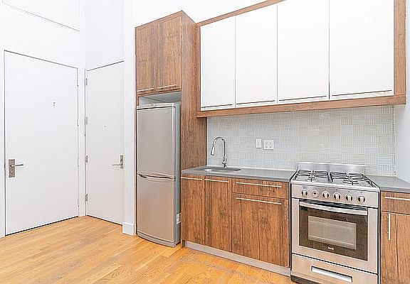 3rd image of 943 Willoughby Ave #445