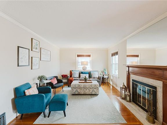 4th image of 2421 Everett Ave