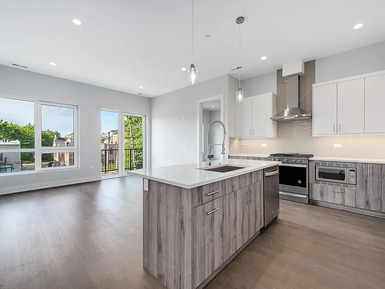 2139 W Madison St — Photo 1