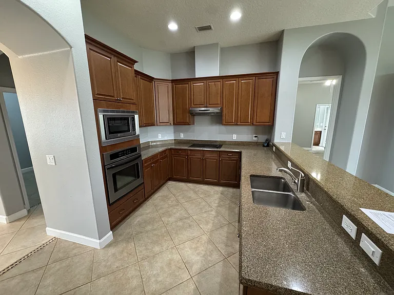 142 Harrington Ct — Photo 17