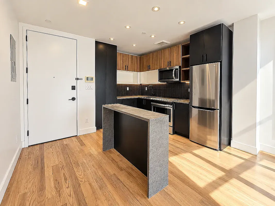 985 Rogers Avenue — Photo 3