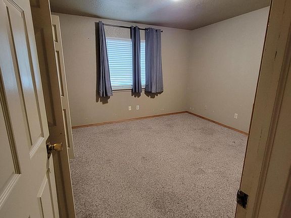 5th image of 443 Yale Dr