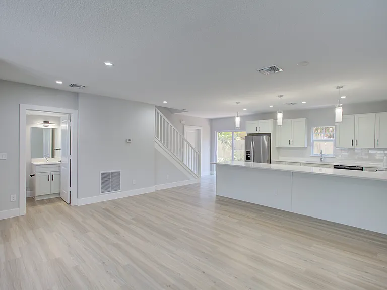 403 3rd Ave S #405 — Photo 2