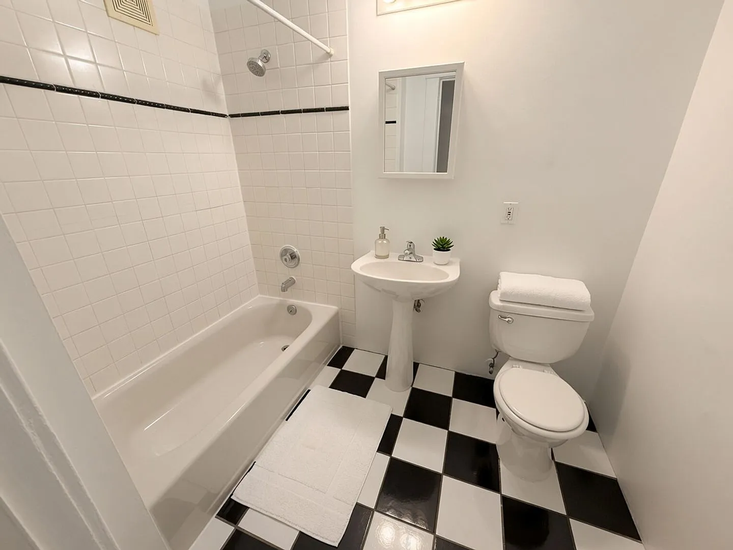 2721 Girard Ave S — Photo 2