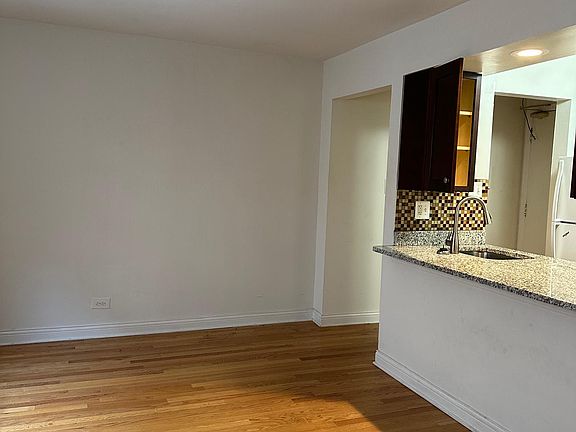 3rd image of 3710-304 N Pine Grove Ave