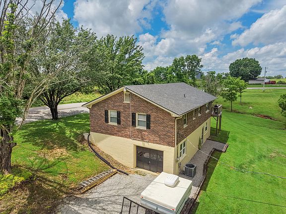 3rd image of 1623 Oakland Ln