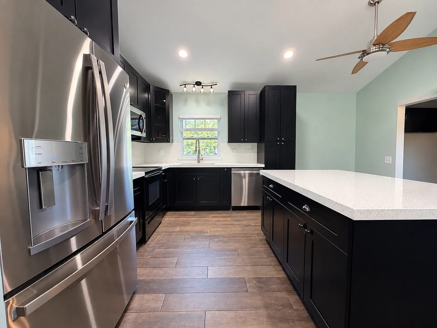 2 bed, 1184 sqft, $3,950 — Photo 2