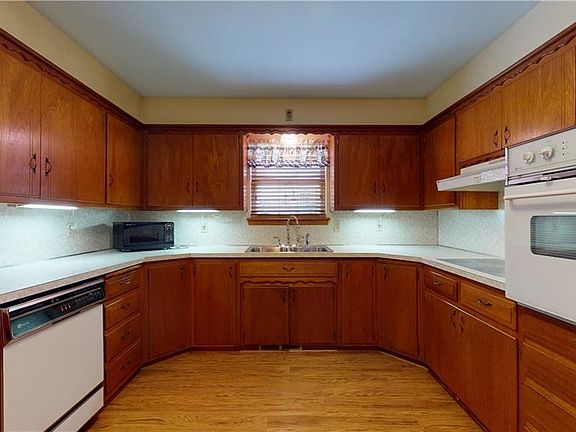 3rd image of 717 Kingston Dr