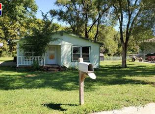 102 Edgewater Dr, Junction City, KS 66441