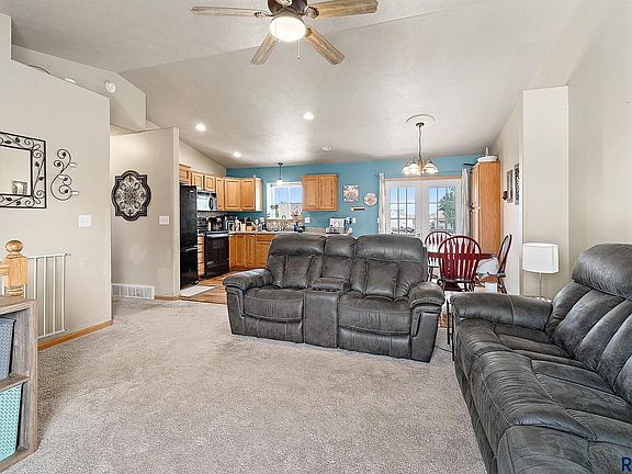 5th image of 403 Thoms St