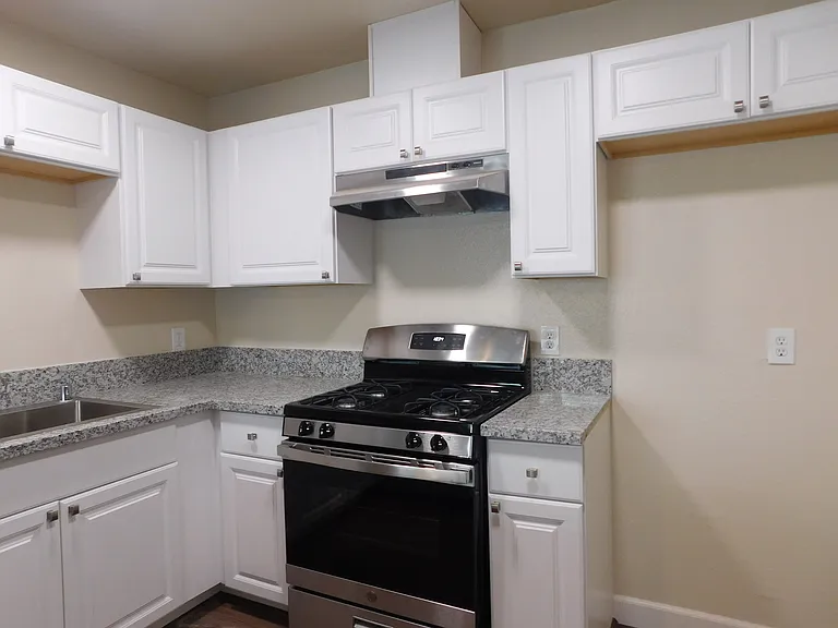 2 bedroom 1 Bath Duplex — Photo 8