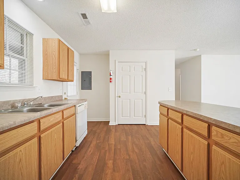 Amesbury Apartments — Photo 31
