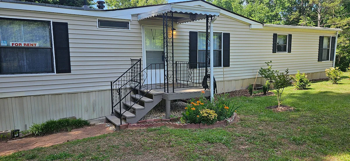 Building Photo - 3366 Shoreland Dr