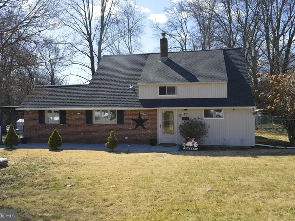23 Rocky Pool Ln, Levittown, PA 19055