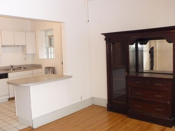 4th image of 1401 W Cuyler Ave #1