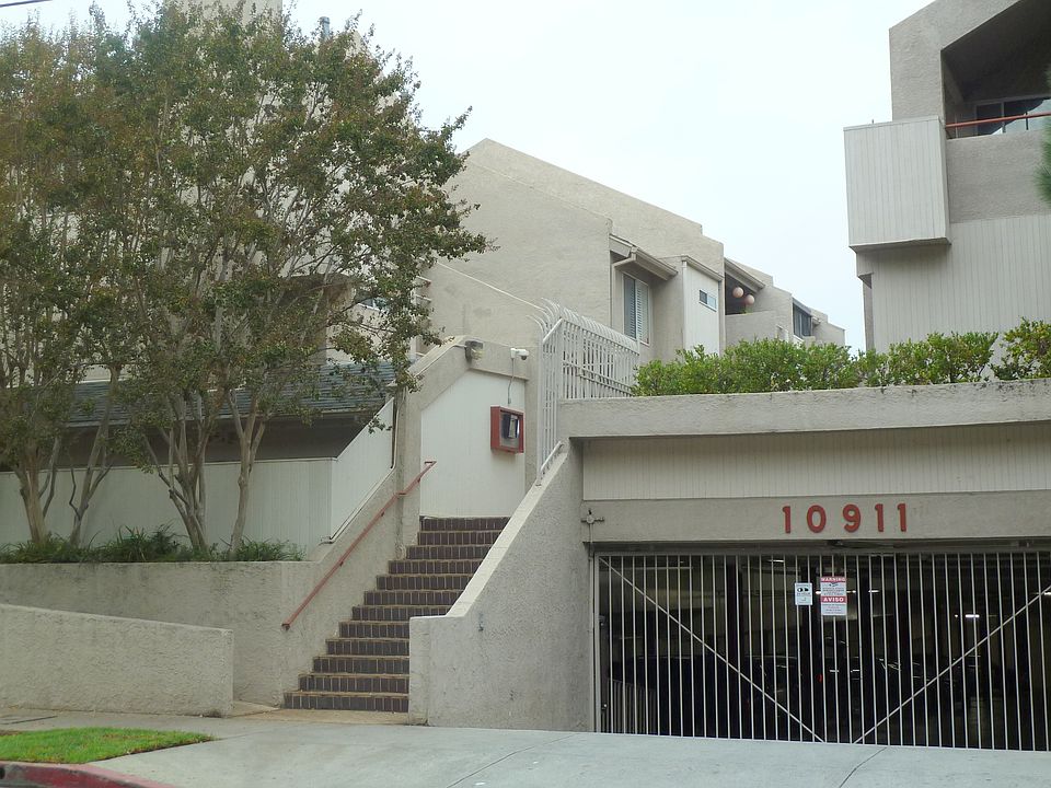 Fabulous Studio City Townhom