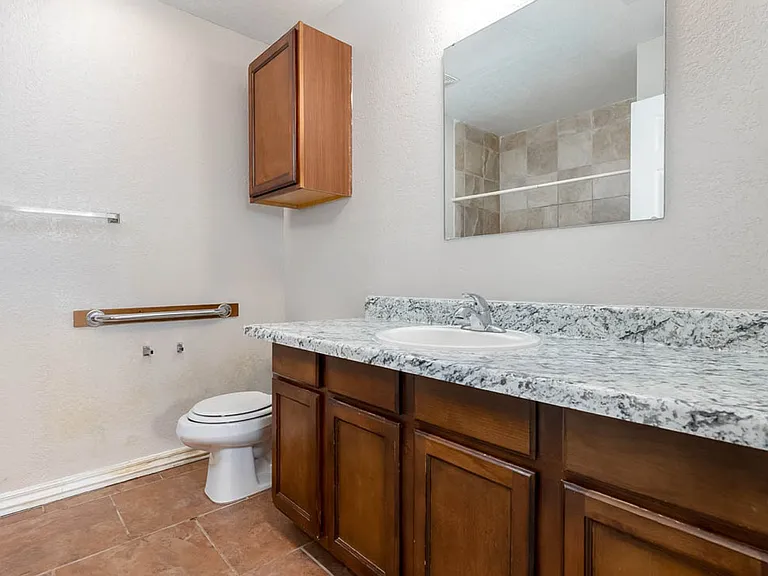 Meridian Place Apartments — Photo 38