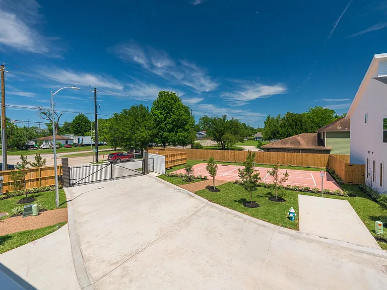 7605 Victory Reserve St — Photo 36