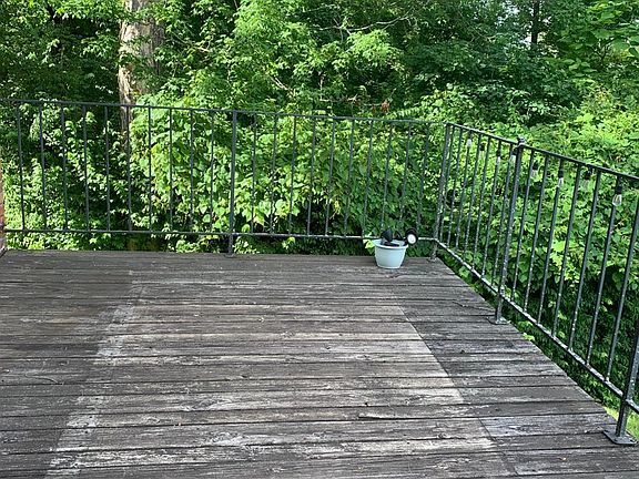 3rd image of 10 Applewood Dr