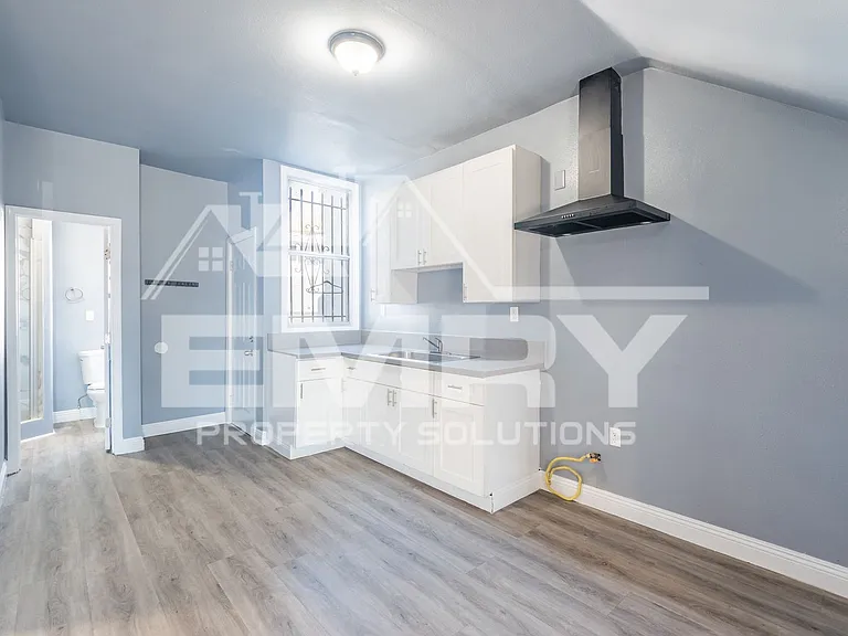 4302 S Hoover St — Photo 1