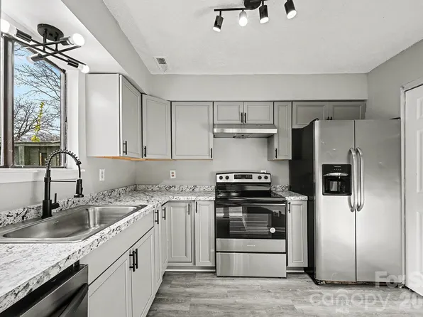 6134 Bent Tree Ct, Charlotte, NC 28212