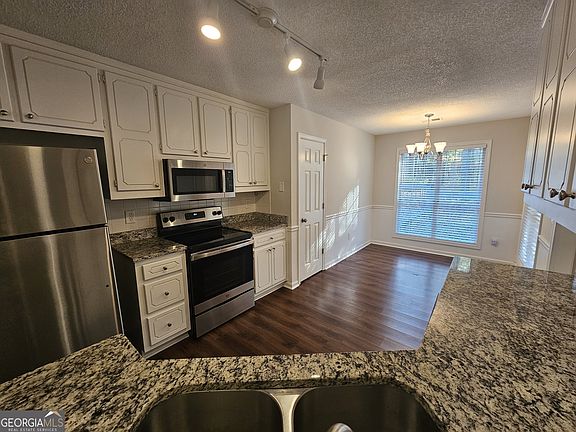 5th image of 83 Nanette Dr