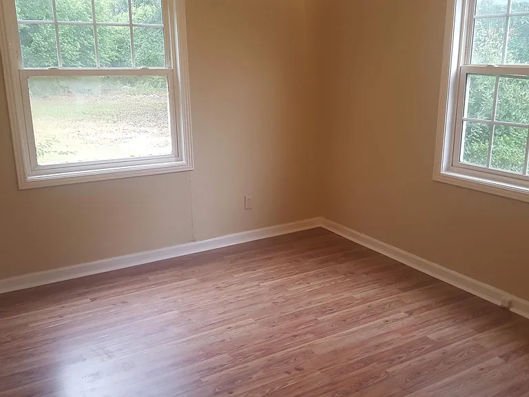 913 Royalette Ave — Photo 6