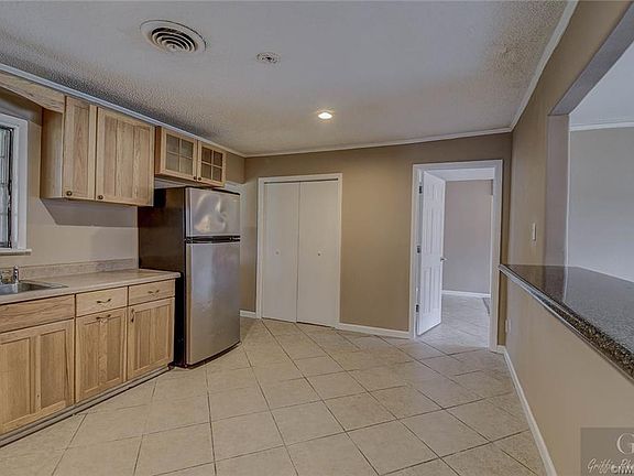 5th image of 1013 James St