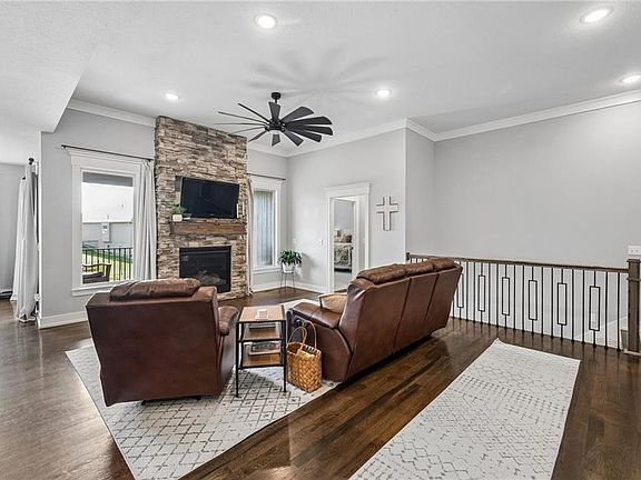 4th image of 2211 Foxtail Dr