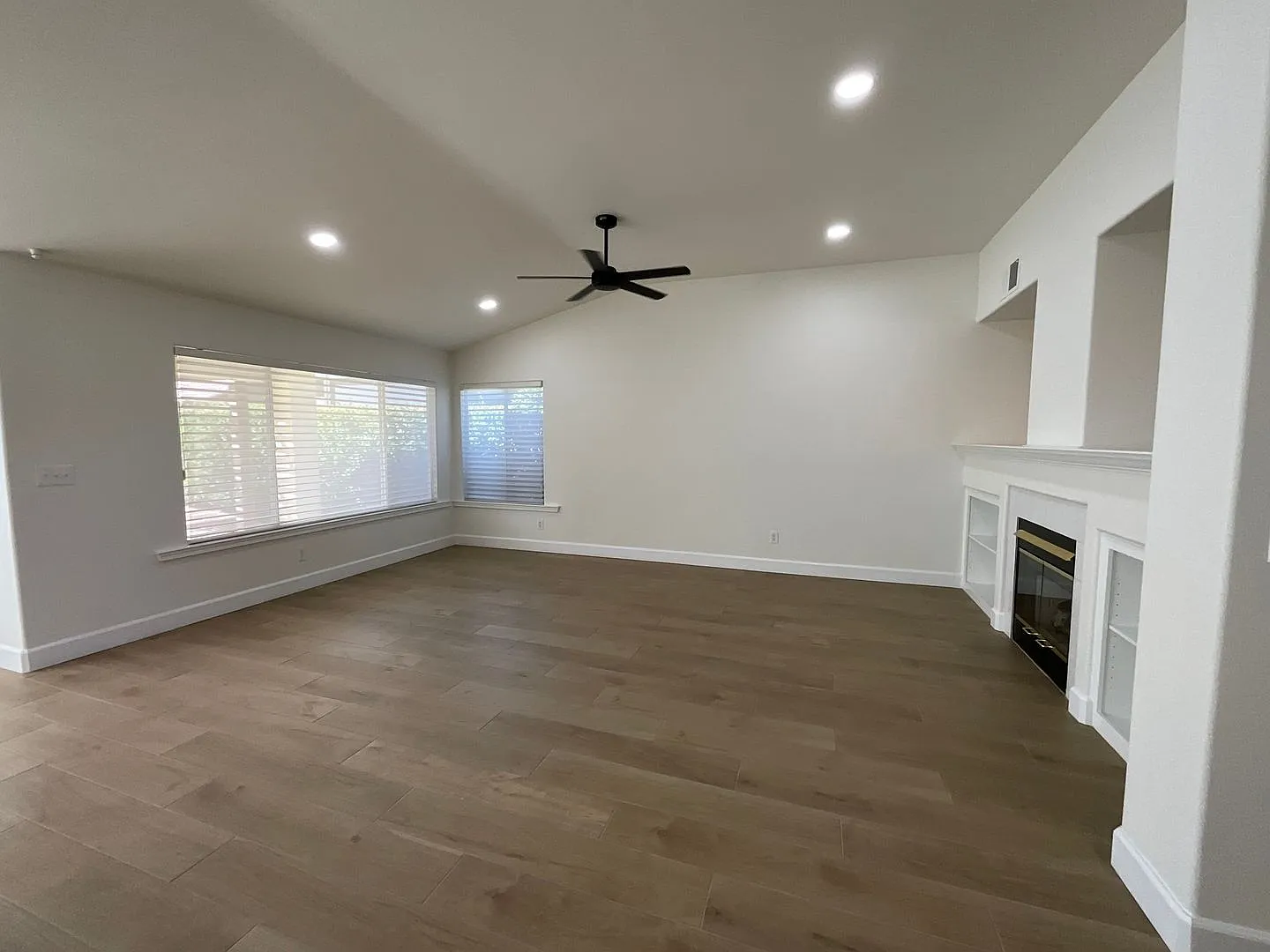 Beautiful 3 Bedroom 2 Bath home with bonus/office room in the Clovis North High area. — Photo 2
