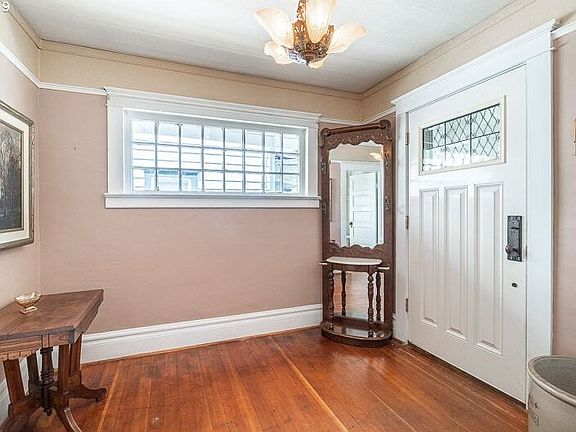 2nd image of 1538 Ferry St SE