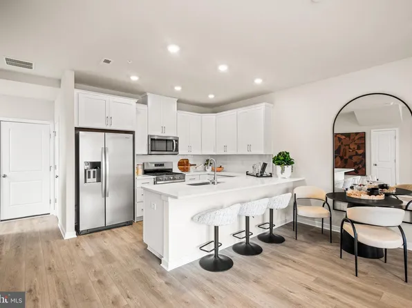 818 Graphite Dr, Phoenixville, PA 19460