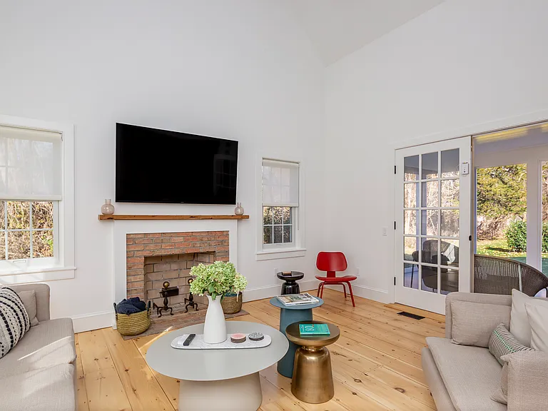 212 Meadows W — Photo 7
