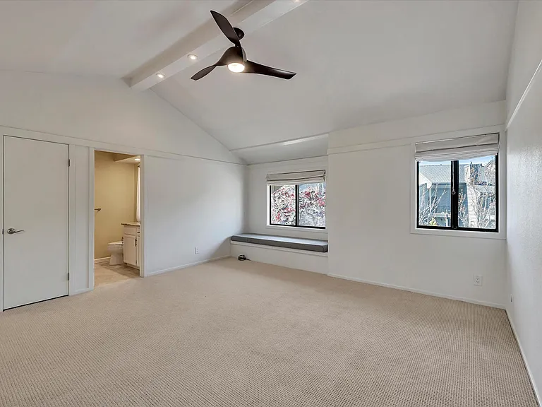 4 W Harbor Dr — Photo 32