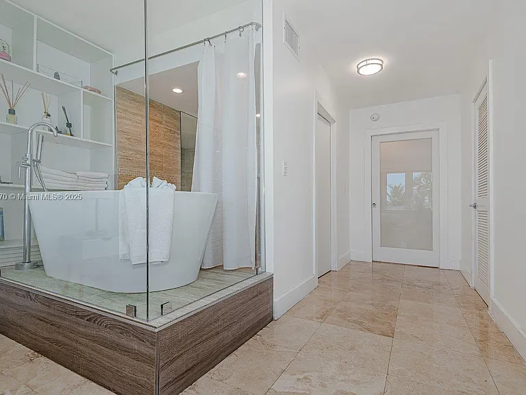 2301 Collins Ave #310 — Photo 19