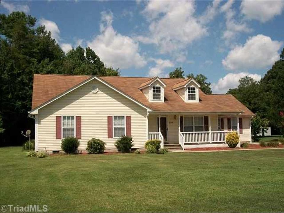 1st image of 208 Grand Oaks Dr