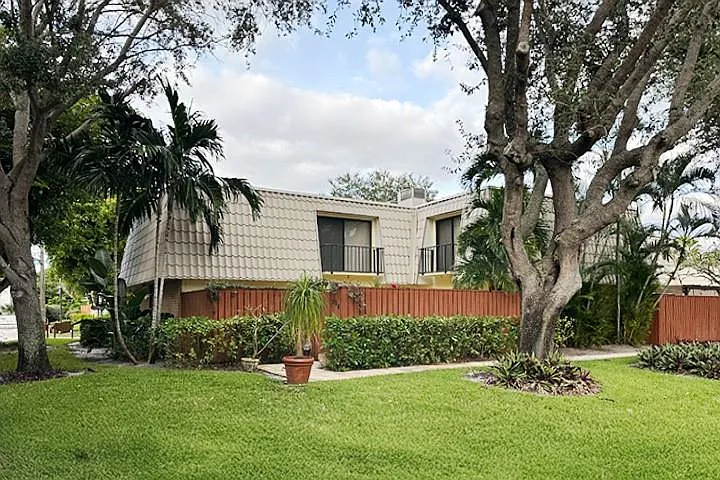 1700 Embassy Dr #504 — Photo 17