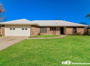 28 Rogers Cir, Krum, TX 76249