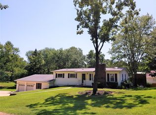 24 Cloverleaf Ln, Ballwin, MO 63011