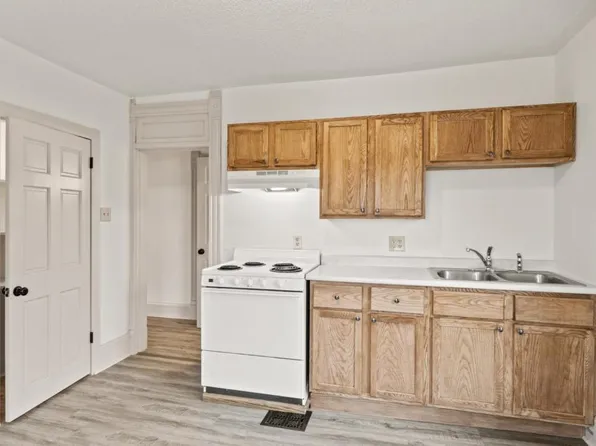 318 1/2 Pine St, Muscatine, IA 52761