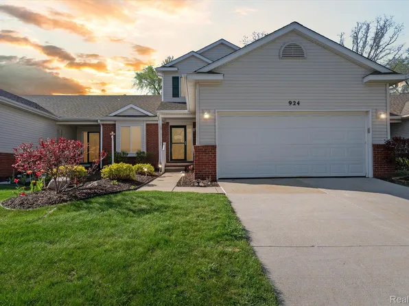 924 Spirea, Howell, MI 48843