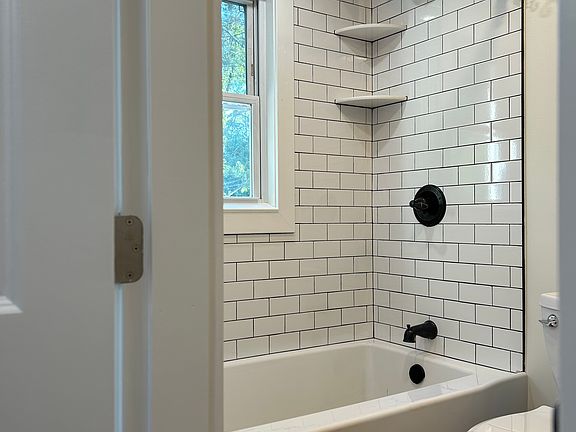 4th image of 25 Fairlawn Ave #23