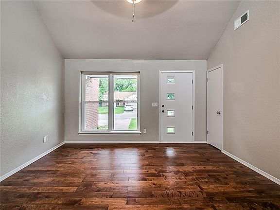 4th image of 104 N Greengate Dr
