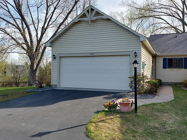 2550 Moundsview Dr #GARDEN LEVEL — Photo 2