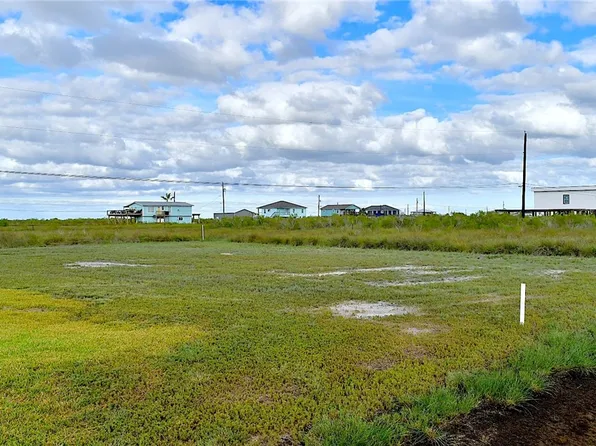 297 W Live Oak Ln, Rockport, TX 78382