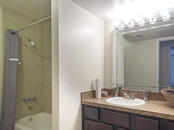 Bathroom in the 1 bedroom apartment